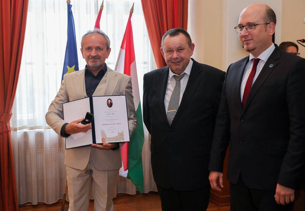 Szabó Tibor és a díjátadók Majtényi László közgyűlési elnök és Dr. Kondora Bálint alelnök  fotó: Unger Tamás vaol.hu