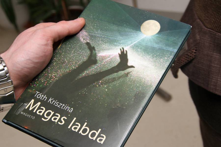 Kötelező olvasmány - Tóth Krisztina: Magas labda fotó: Kaczmarski Ágnes