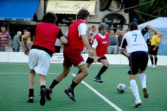 Barátságos futballmérkőzés a Fő téren 